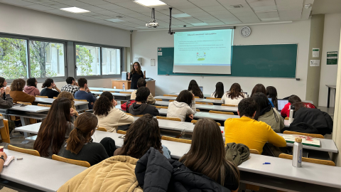 Montse Bartolí fent una xerrada davant l'estudiantat de Psicologia